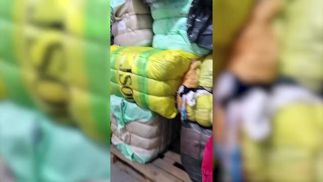 Fardos de ropa usada se venden en ferias del Conurbano