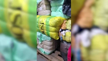 Fardos de ropa usada se venden en ferias del Conurbano