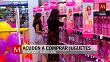 Padres compran juguetes para sus niños en Monterrey, Nuevo León