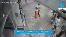 A plena luz del día y en segundos: así robaron una moto a metros de Plaza Italia y se escaparon