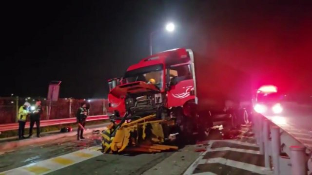 호남고속도로서 화물차가 충격흡수대 들이받아...운전자 다쳐 / YTN