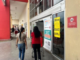 Caos y tradición: Regios abarrotan supermercados en la carrera final por la cena de Nochebuena