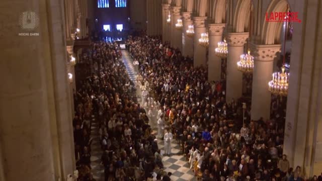 Parigi, al via a Notre Dame le celebrazioni del Natale