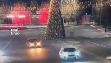 ¿“Grinch” al volante? Derribó un árbol de Navidad gigante con su auto y se volvió viral