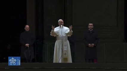 Papa Leone ringrazia i fedeli a sorpresa prima della messa: «Tante grazie per essere qui nonostante il clima»