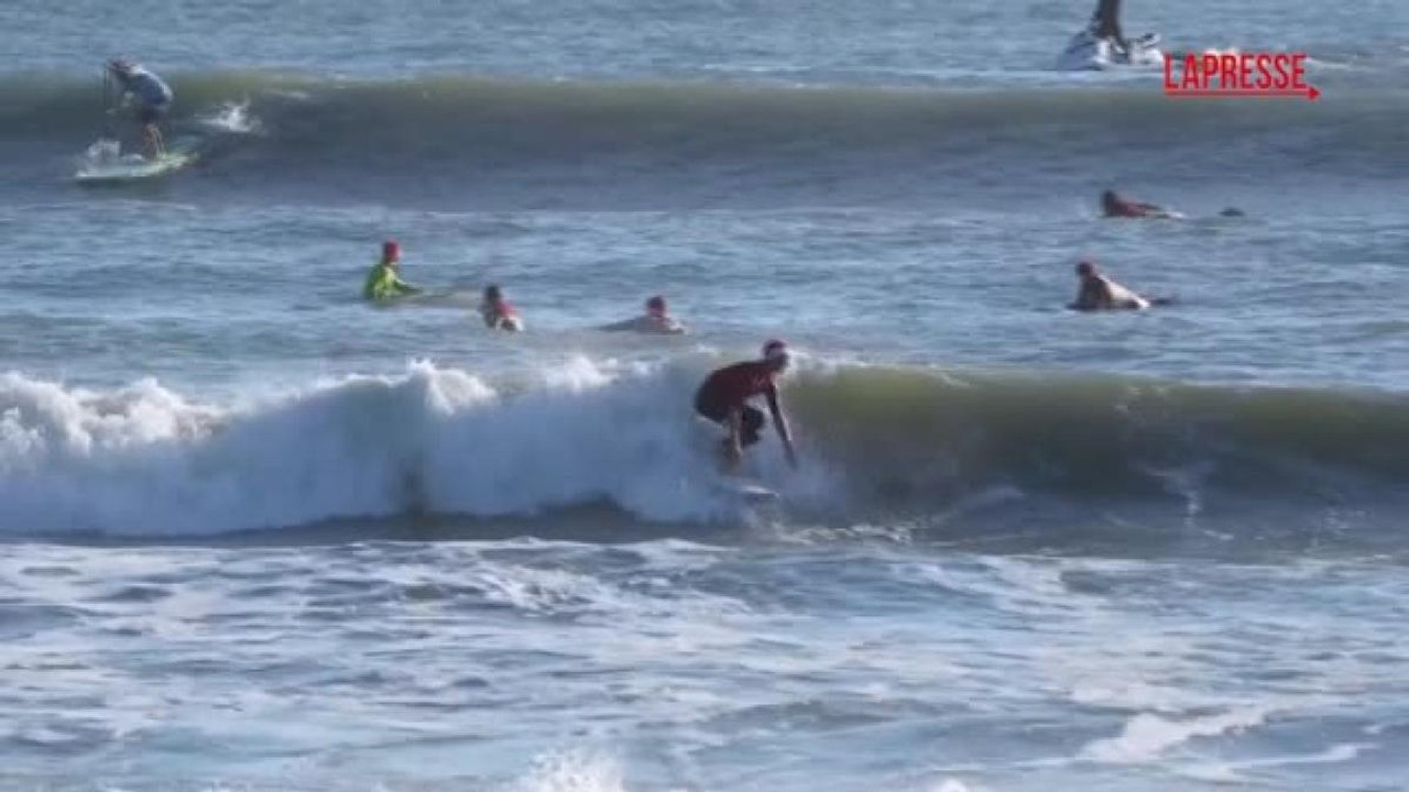Florida, come tradizione i Babbi Natale cavalcano le onde sulle tavole da surf