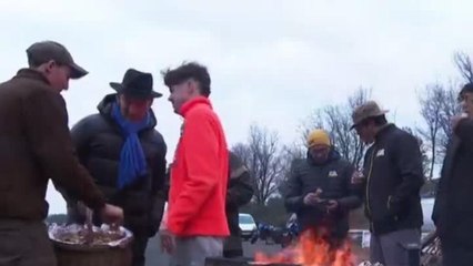 Agricultores protestan en autopistas de Francia en plena Navidad por gestión de la dermatosis bovina