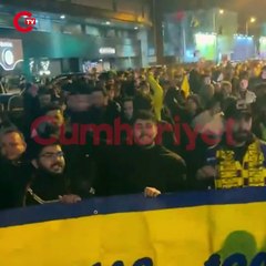 Kokain testi pozitif çıkan Steven Saran'ı destekleyen bir grup hükümet istifa sloganı attı