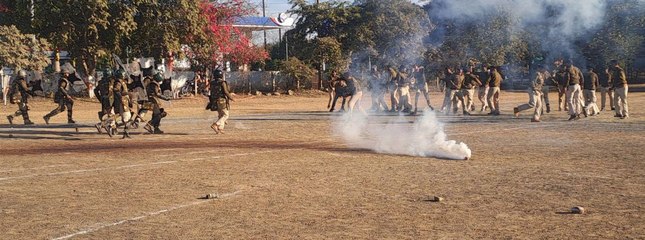 बलवा ड्रिल की रिहर्सल में पुलिसकर्मियों के निकले आंसू, पथराव के साथ छोड़े आंसू गैस के गोले