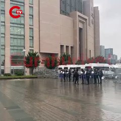 Fenerbahçe taraftarının Çağlayan Adliyesi nöbeti sürüyor. Sadettin Saran’ın öğlen saatlerinde adliyeye gelmesi bekleniyor.