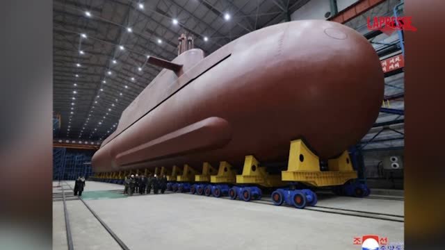 Corea del Nord, le immagini del nuovo sottomarino nucleare in costruzione