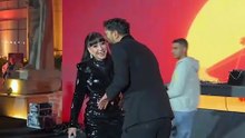 مصطفى أبو سريع يقبل يد بوسي على مسرح حفل شاهد واتصالات off script