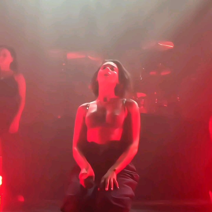 🛑Dua Lipa sahnede yine sınırları zorladı!Cesur şov sosyal medyayı ayağa kaldırdı.
