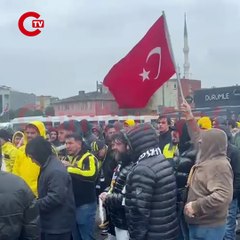 Fenerbahçe taraftarları adliye önünde sloganlara devam ediyor.