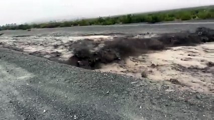 Зимний шторм принес в Калифорнию наводнения, селевые потоки и почти белую мглу из-за снега