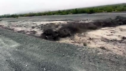 Kış fırtınası Kaliforniya'ya sel, heyelan ve görüşü neredeyse sıfırlayan kar getiriyor