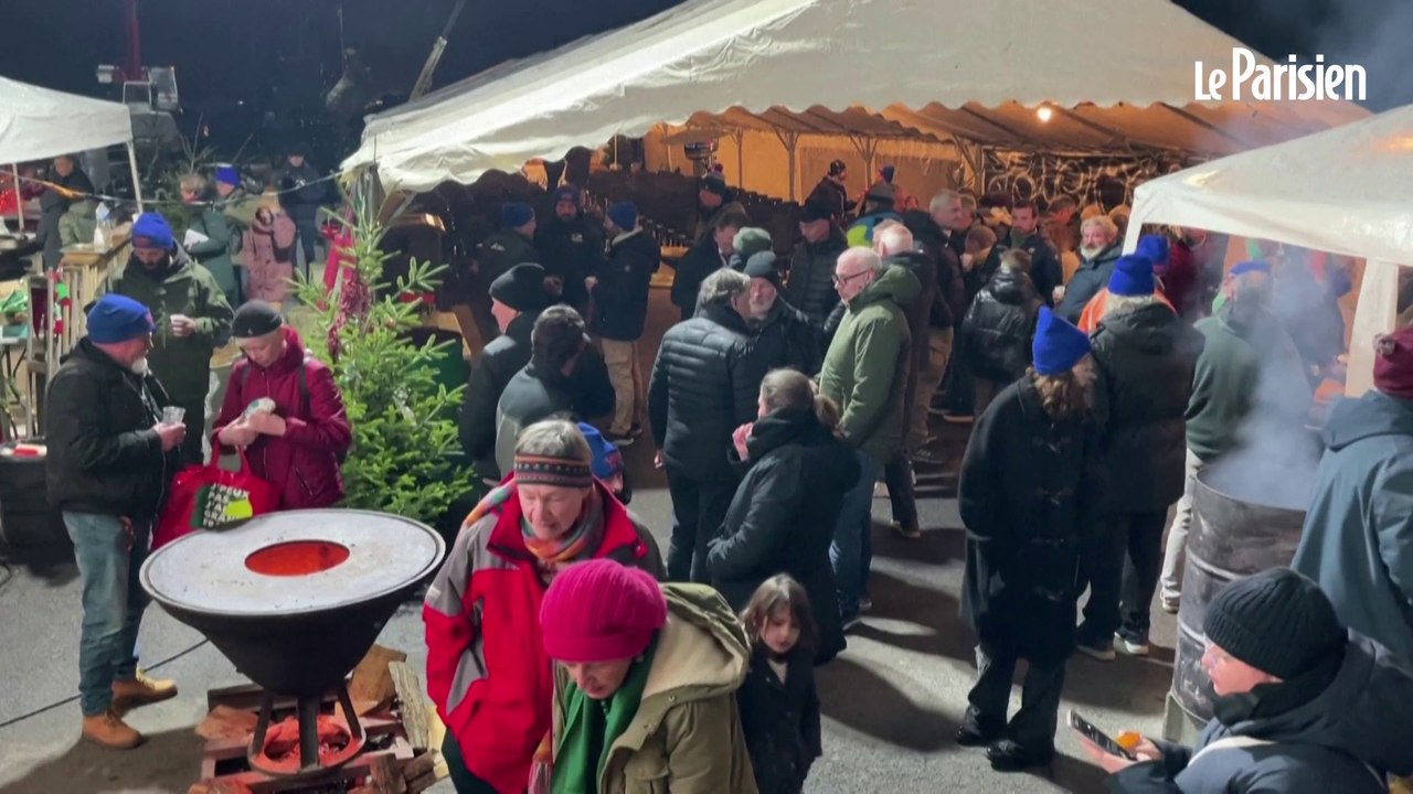 Noël : les agriculteurs fêtent le réveillon sur le barrage de l'autoroute A64