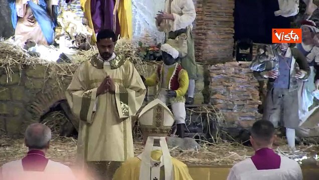 Natale 2025, Papa Leone XIV porta il Bambin Gesù al presepe al termine della Messa in San Pietro