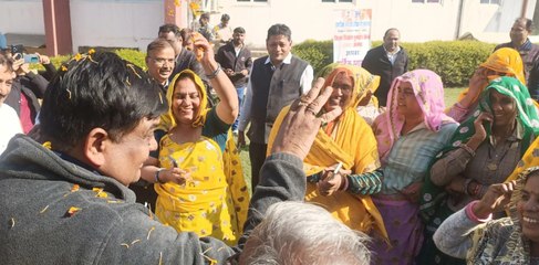 पानी की समस्या का समाधान होने पर महिलाओं ने जताया आभार, डांस करने लगे मंत्री