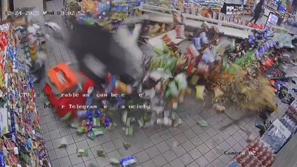 Furto spettacolare in Texas: rubano un bancomat con un pick-up ma fuggono a mani vuote