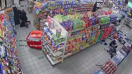 Hırsızlar çalıntı araçla geldikleri akaryakıt istasyonunda banka ATM’sini yerinden söktü!