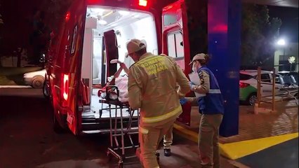 Jovem é levada para o HU após acende entre moto e carro no bairro Interlagos, em Cascavel