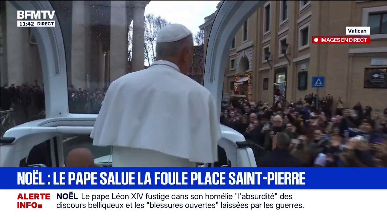 Messe de Noël au Vatican: le pape salue la foule réunie sur la place Saint-Pierre
