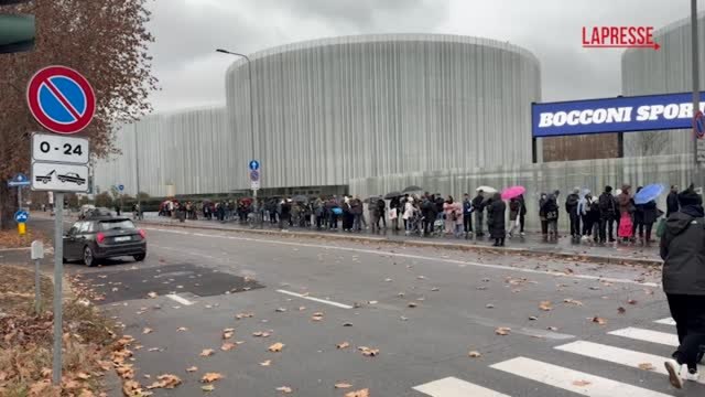 La lunghissima fila al «Pane quotidiano» a Milano il giorno di Natale: due ore di coda per ricevere cibo e regali per i bimbi
