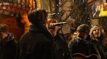 Bono canta in strada Dublino alla Vigilia di Natale: il concerto con artisti di strada irlandesi