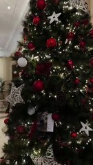 Felipe y Letizia enseñan rincones inéditos de Zarzuela y la decoración de su árbol de Navidad