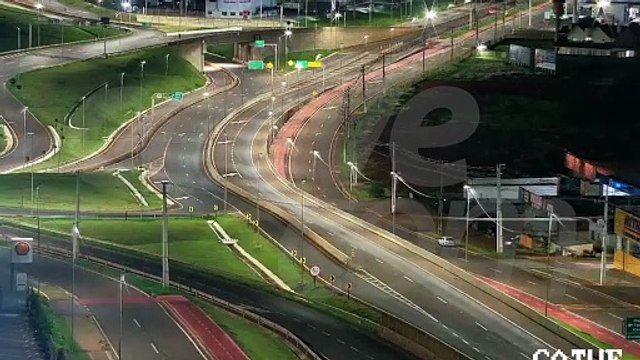 Carro cai na canaleta, após derrubar placa de sinalização e poste de luz no Trevo Cataratas