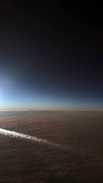 ✈️🌌 Comme une scène sortie d’Interstellar  À l’horizon, tout s’éveille. Le ciel devient infini. À travers les nuages, vers la lumière, chaque seconde semble hors du temps — comme si l’univers retenait son souffle.  Ce n’est pas qu’un vol...