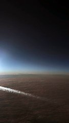 ✈️🌌 Comme une scène sortie d’Interstellar  À l’horizon, tout s’éveille. Le ciel devient infini. À travers les nuages, vers la lumière, chaque seconde semble hors du temps — comme si l’univers retenait son souffle.  Ce n’est pas qu’un vol...