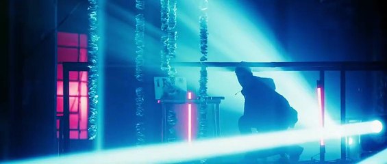 Grande Sertão_Português_onde uma luta entre policiais e bandidos assume ares de guerra, Riobaldo entra para o crime por amor a Diadorim