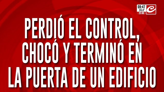 Tremendo choque: perdió el control del auto, chocó y terminó incrustado en un edificio