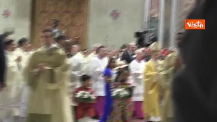 Natale 2025, Papa Leone XIV porta il Bambin Gesù al presepe al termine della Messa in San Pietro