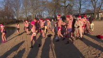 Mutige Deutsche trotzen eiskalten Wassern beim traditionellen Weihnachtsschwimmen!