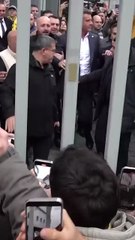 Sadettin Saran taraftarı selamladı