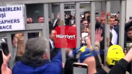 Sadettin Saran, stat önünde bekleyen taraftarları selamladı