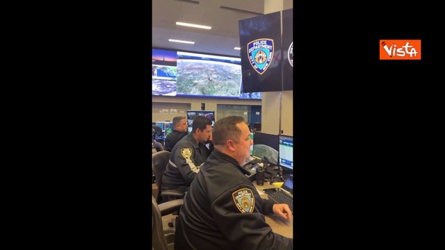 Gli agenti della Polizia di New York tracciano il viaggio di Babbo Natale sui monitor