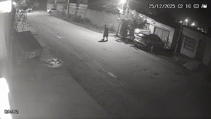 Veja vídeo! Idoso é surpreendido com 'voadora' e morre após cair e bater a cabeça no asfalto