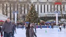New York, la pista di pattinaggio affollata al Bryant Park il giorno della vigilia di Natale