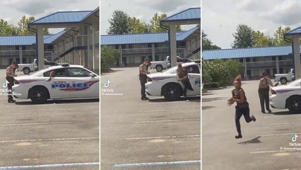 Houdini 2.0: ammanettata, fugge dall’auto della polizia passando dal finestrino