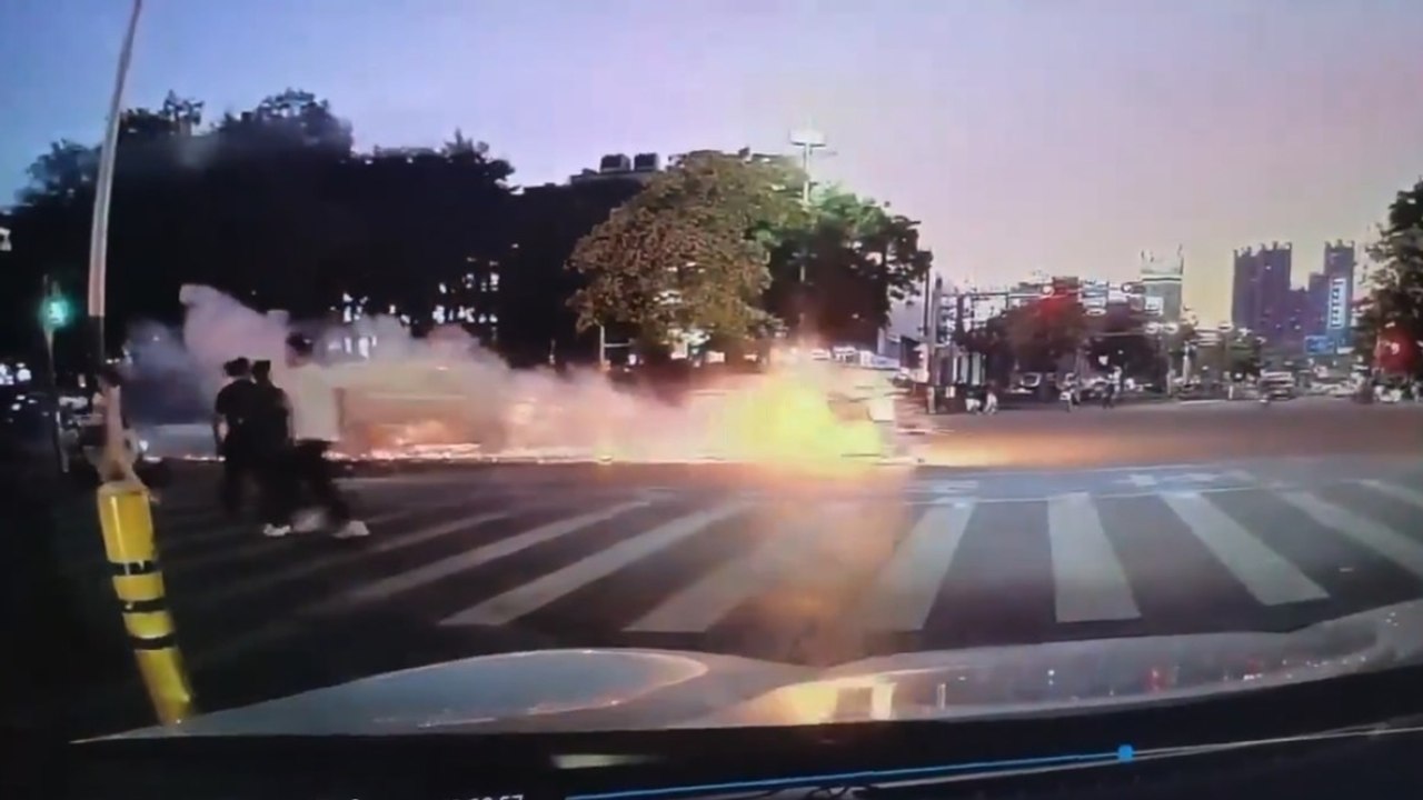 Si trasforma in una "palla di fuoco" dopo che la sua bicicletta elettrica è esplosa sulla strada: il video