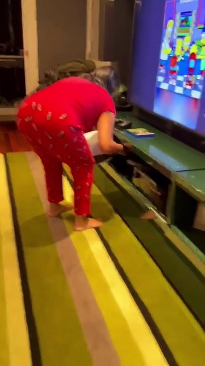 Video: Una madre destruye el PlayStation 5 para castigar a su hijo