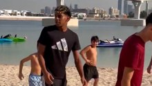 Lamine, en la playa de Dubai