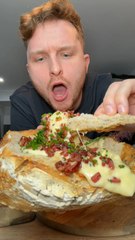 La Recette Ultime du Mont-d’Or 😱✨Directement fondu dans une grosse miche de pain… un vrai régal 😍🔥Avec des lardons, de l’ail, de la ciboulette et un filet de miel, c’est le combo parfait ✨