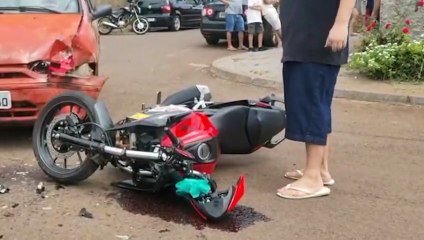 Jovem ferido é atendido por socorristas após batida entre moto e carro no Interlagos