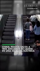 China: Policía salva a tres ancianos de caerse en una escalera eléctrica