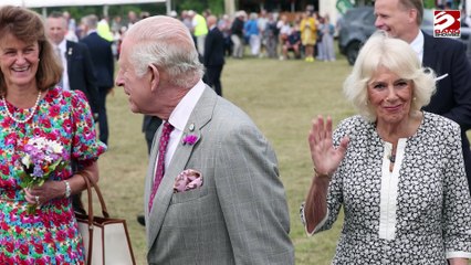 El rey Carlos 'se corta pedazos de los dedos' mientras trabaja en el jardín